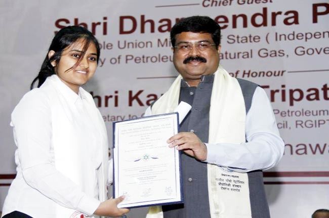 	Ms. Soumya Kedia (2015 batch, B. Tech. Chemical Engineering) receiving degree from Chief Guest Shri Dharmendra Pradhan Ji.	