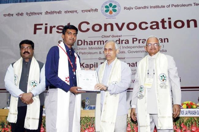 	Mr. Vignesh Ravishankar (2014 batch, MBA in Petroleum &amp; Energy Management) receiving degree from Shri Kapil Dev Tripathi Ji.	