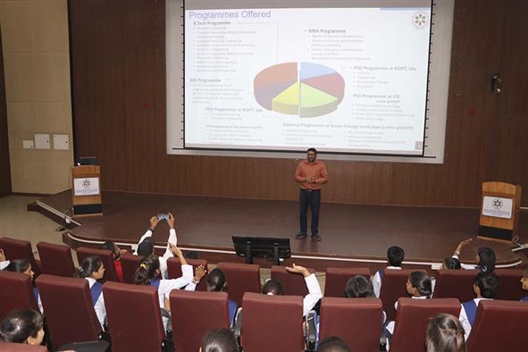 Visit of JNV students under DST Vigyan Jyoti Programme